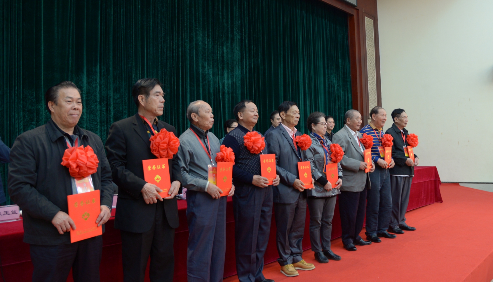 海南省关工委成立25周年暨全省关心下一代工作表彰大会先进个人合影